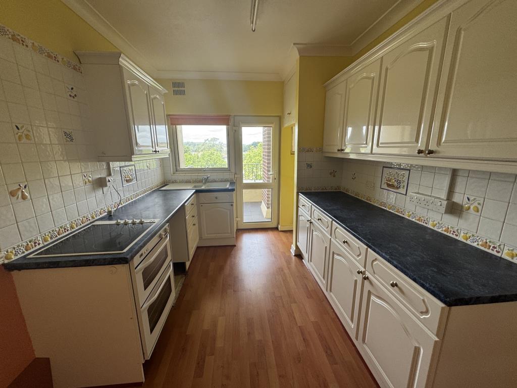 Lot: 50 - SPACIOUS TWO-BEDROOM FLAT FOR INVESTMENT OR OCCUPATION - Kitchen